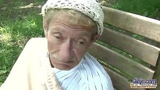 Анальный секс красивой девчонки с морщинистым стариком на свежем воздухе